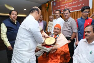 17 11 21 Ramanashree Award presented to Swami Japanandaji 2
