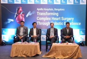 Apollo Bengaluru doctors and leaders at the press conference announcing a major medical milestone the successful robotic double valve replacement using next generation technology