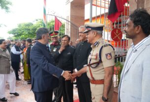 ಬೆಂಗಳೂರಿನ ಮಾಣಿಕ್ ಷಾ ಪೆರೇಡ್ ಮೈದಾನದಲ್ಲಿ ಧ್ವಜಾರೋಹಣ ನೆರವೇರಿಸಿದ ಸಿಎಂ ಡಿ ಕೆ ಶಿವಕುಮಾರ್ 10
