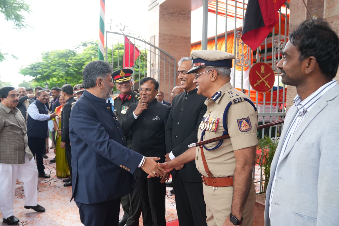 ಬೆಂಗಳೂರಿನ ಮಾಣಿಕ್ ಷಾ ಪೆರೇಡ್ ಮೈದಾನದಲ್ಲಿ ಧ್ವಜಾರೋಹಣ ನೆರವೇರಿಸಿದ ಸಿಎಂ ಡಿ ಕೆ ಶಿವಕುಮಾರ್ 10
